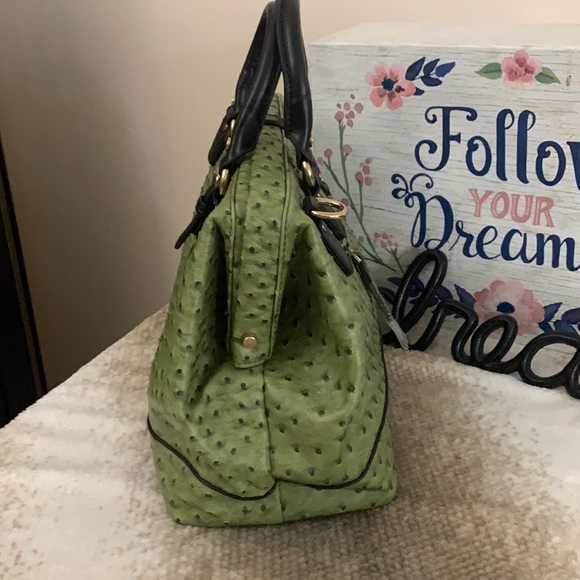 Amazing green “ostrich like” handbag with strap - Picture 4 of 10